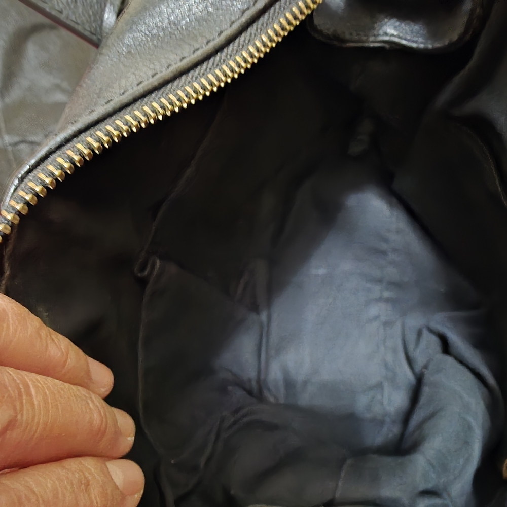 Elegant Black Leather Handbag - Picture 7 of 9